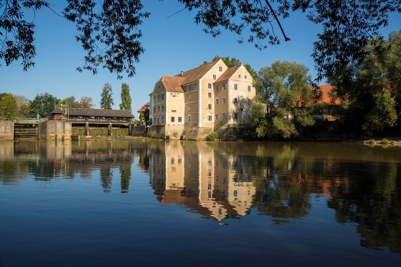 Berghofer Mühle: Außenansicht mit Blick auf die Raab