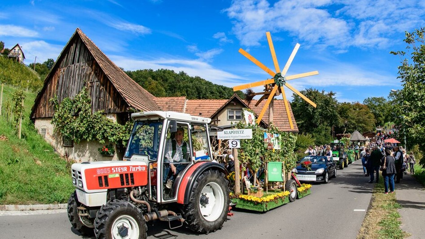 Winzerzug in Klöch mit Traktor
