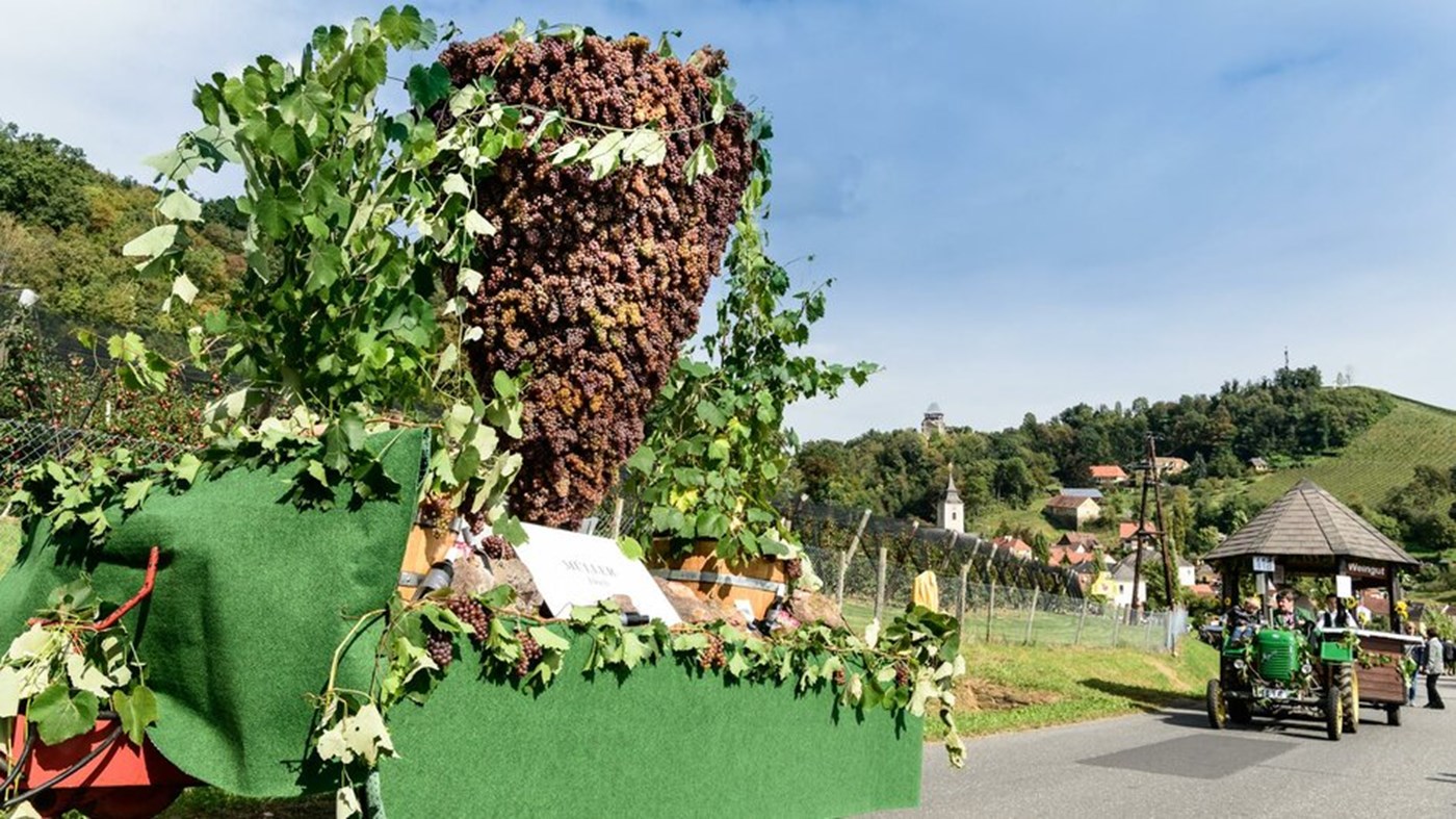 Winzerzug in Klöch mit Traubentrichter