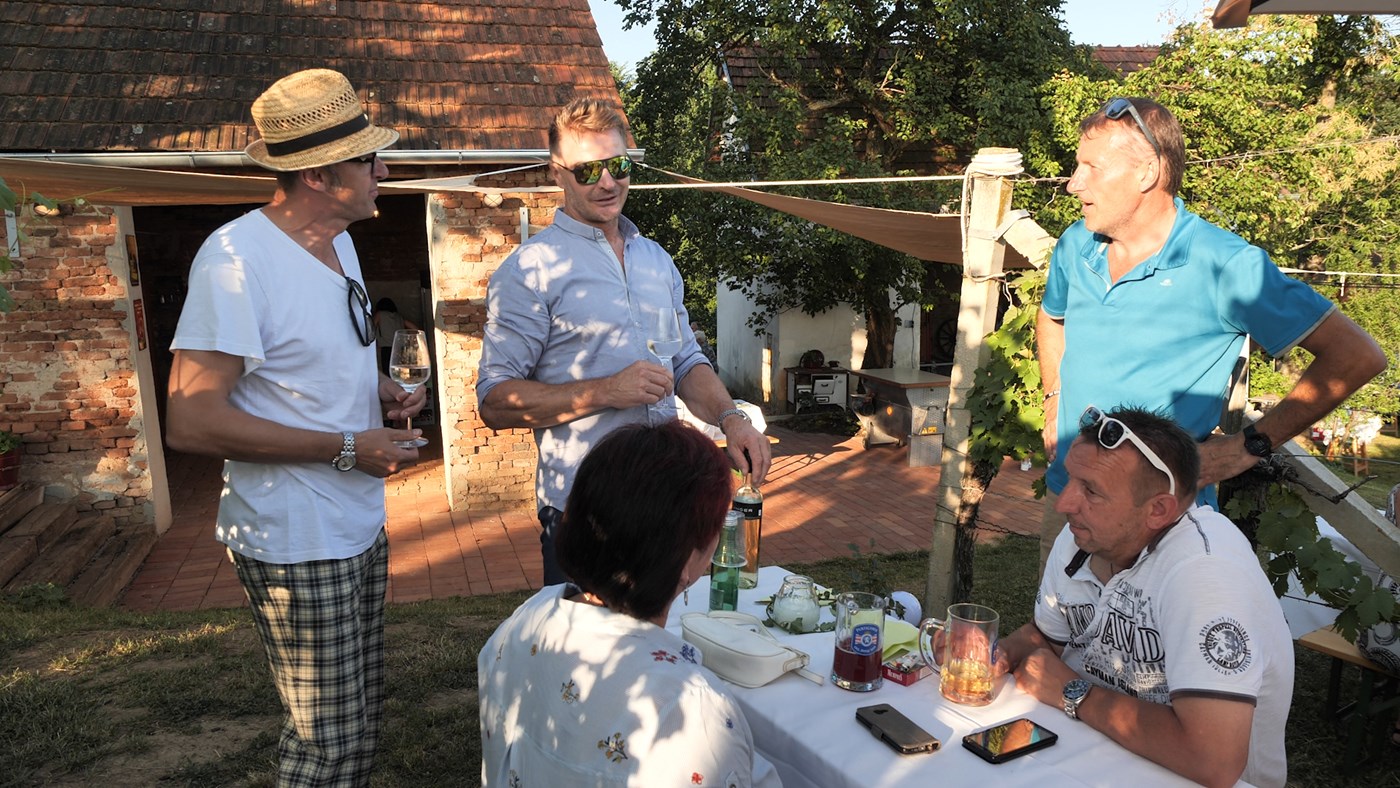Weinbauern unterhalten sich im Weinberg