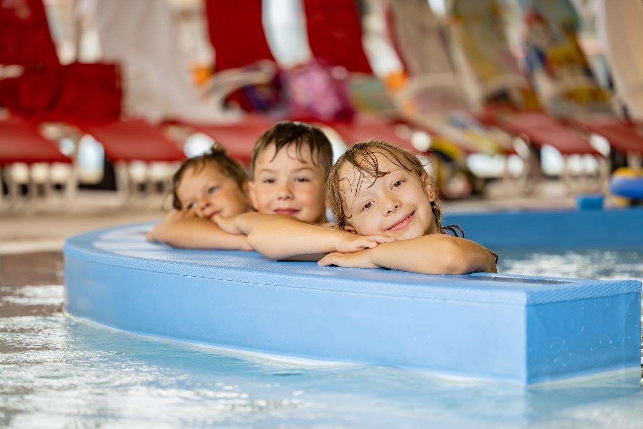 Familie beim Eingang der H2O Therme Bad Waltersdorf