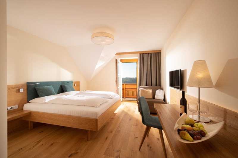 Paar genießt Zweisamkeit im Hotel Panoramahof Loipersdorf